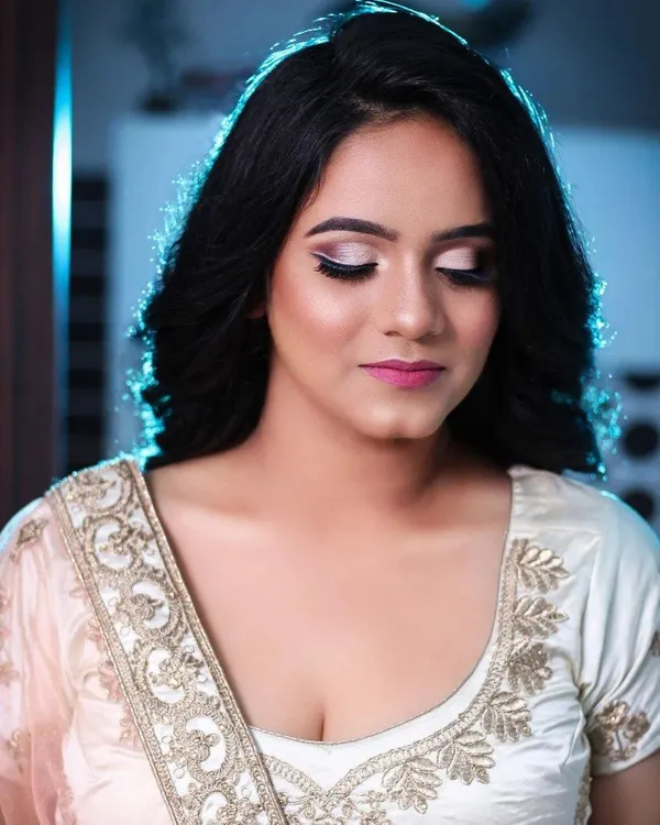 Reception makeup with a cream and peach lehenga